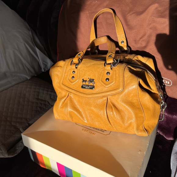 Coach mustard/Camel color handbag.. Leather…used - Picture 5 of 11